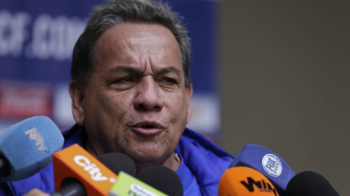 Didier Luna, ex técnico de la Selección Femenina Sub 17, habla ante los medios de comunicación