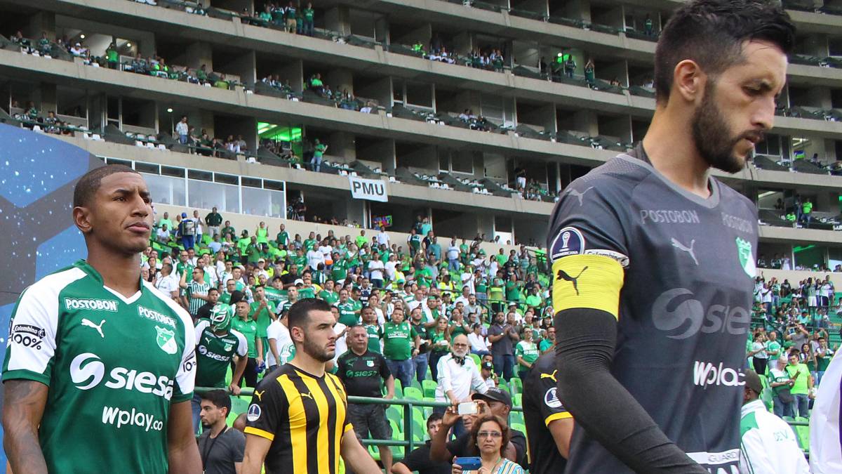 Camilo Vargas sale al campo para disputar un partido con la camiseta del Deportivo Cali