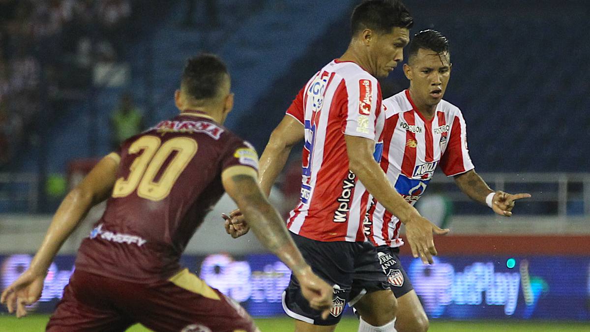 Teófilo Gutiérrez con el pelota en el partido entre Junior y Tolima por la Liga Águila