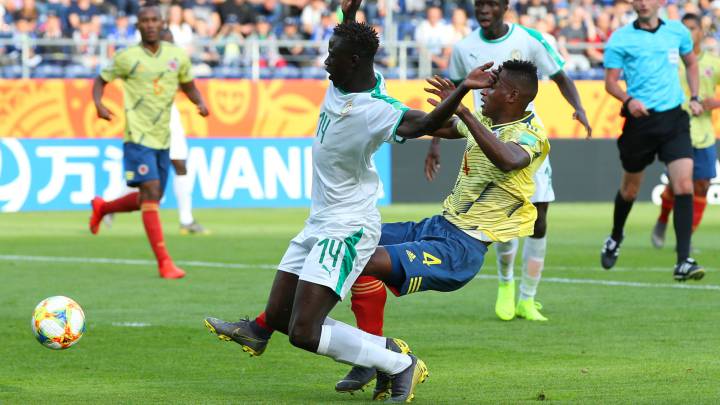 Falta de Arroyo sobre Niane en el partido entre Senegal y Colombia en el Mundial Sub 20