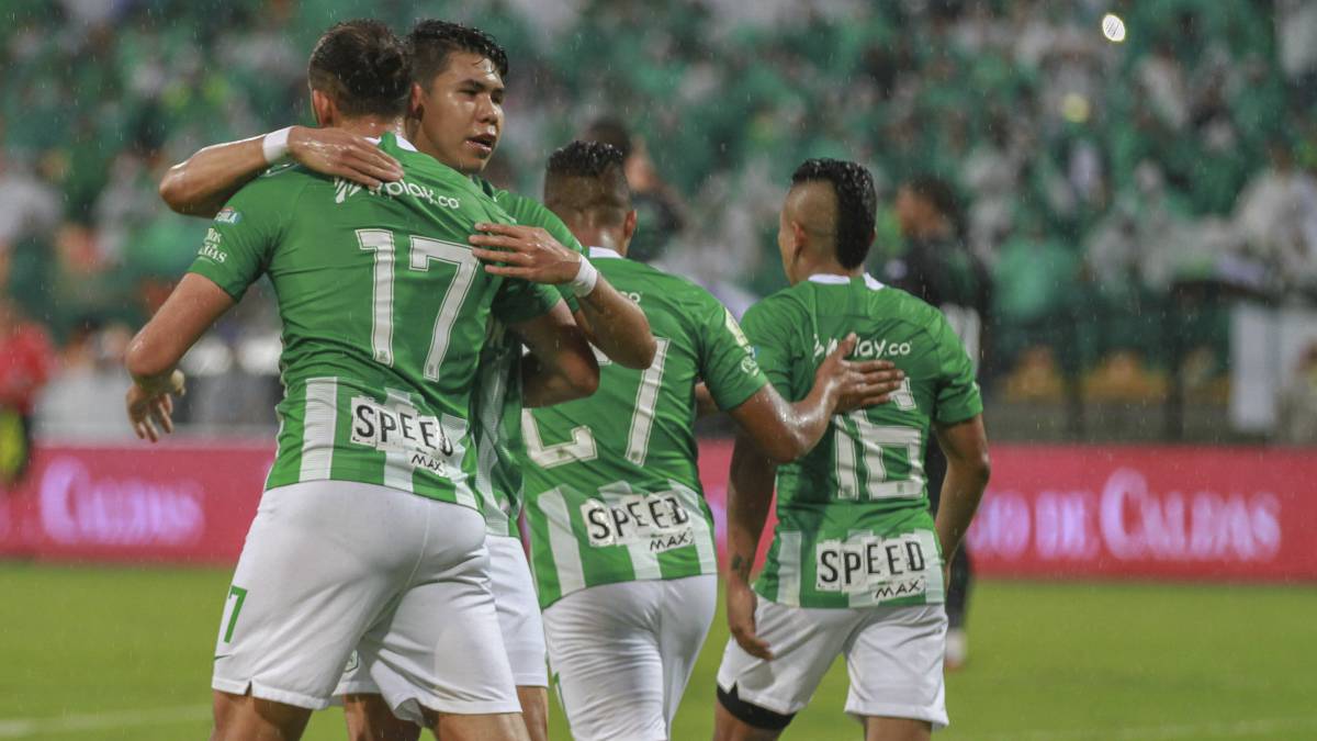 Jugadores de Nacional celebrando gol.