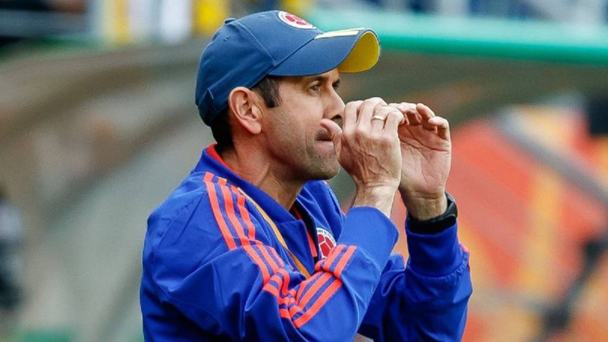 Arturo Reyes dirigiendo de la Selección Colombia Sub 20 ante Senegal en el Mundial