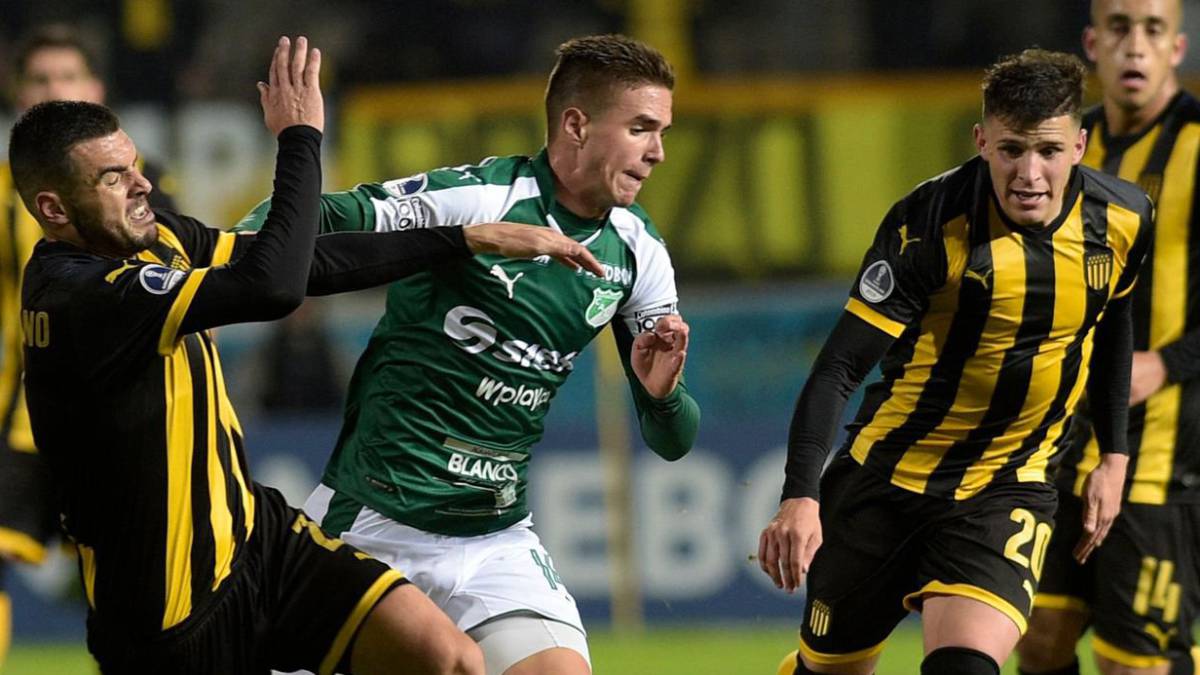 Palavecino en el partido entre Peñarol y Cali por la fase 2 de la Copa Sudamericana