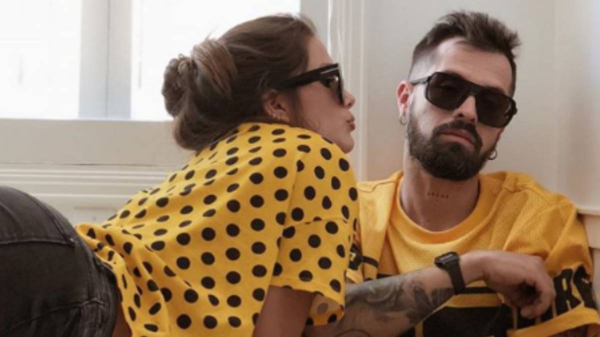 Mike Bahía y su secreto íntimo con Greeicy Rendón. El cantante colombiano vivió un momento incómodo con el famosos personaje Juanpis González