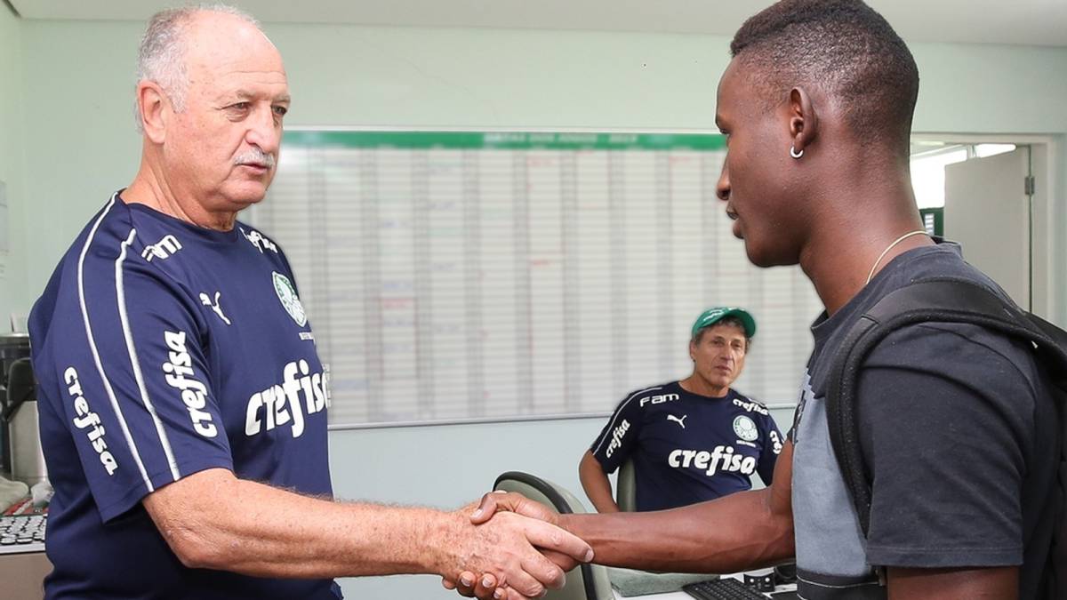 Scolari saluda a Iván Angulo en su llegada a Palmeiras
