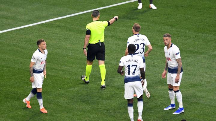 Damir Skomina pitó un penal a favor del Liverpool en los primeros minutos de la final ante Tottenham.