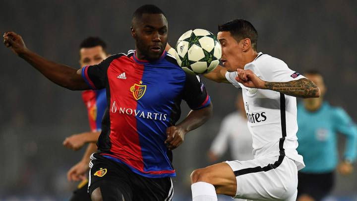 Éder Álvarez Balanta, jugador del Basilea, ante Dim María del PSG