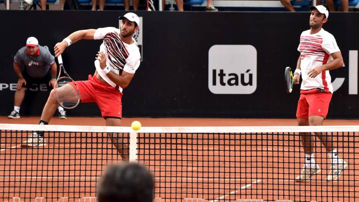 Cabal y Farah avanzan con dificultad a octavos de final en Roland Garros