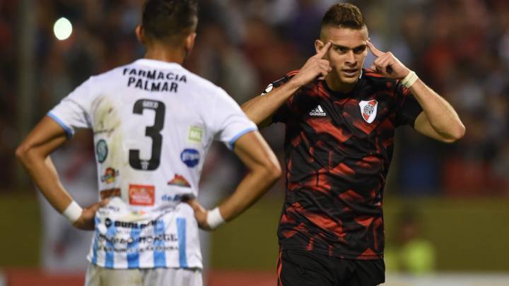 Rafael Santos Borré anota un gol con River Plate en 2019