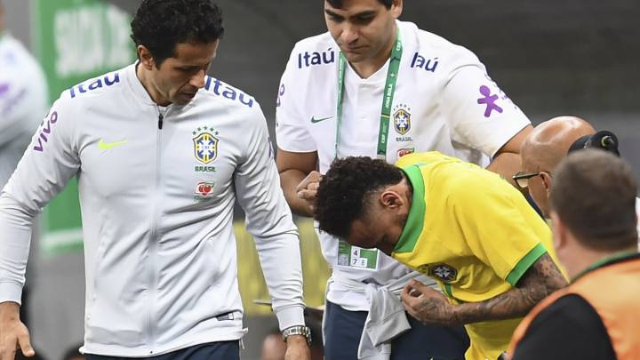 Neymar se va lesionado en el partido de Brasil ante Qatar en Brasilia.