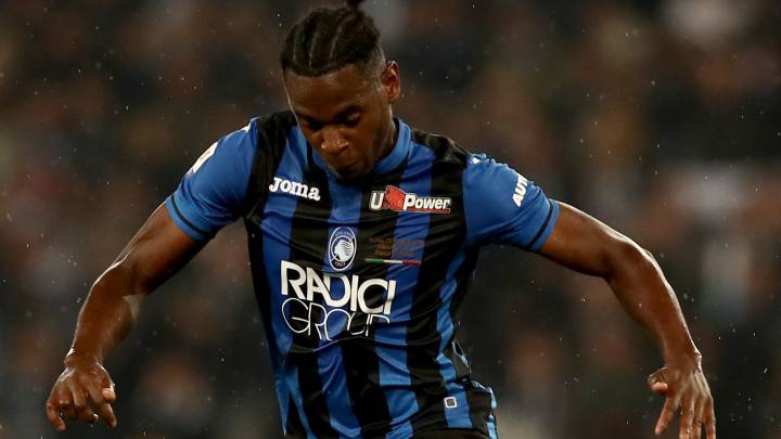 Duván Zapata con la camiseta de Atalanta en un partido por la Serie A