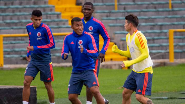 Roger Martínez y James Rodríguez durante un entrenamiento de la Selección Colombia en Bogotá.