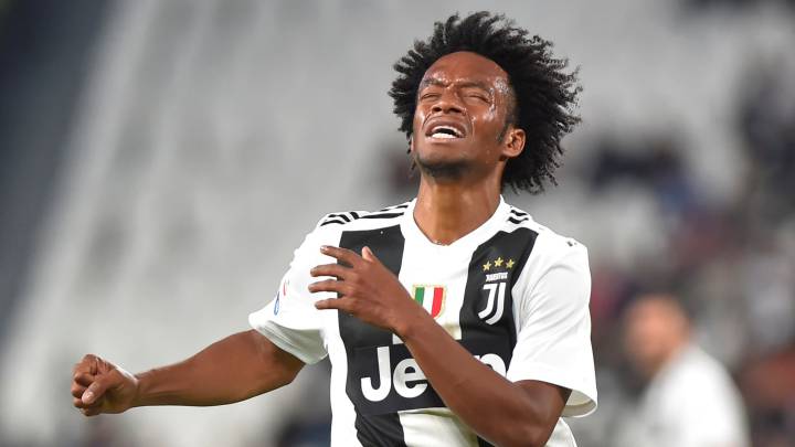 Juan Guillermo Cuadrado se lamenta por una ocasión perdida en un partido de Juventus