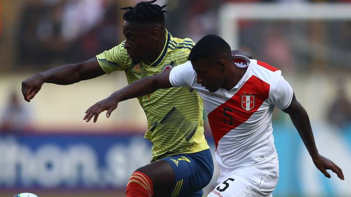 Duván Zapata en un partido con la Selección Colombia ante Perú