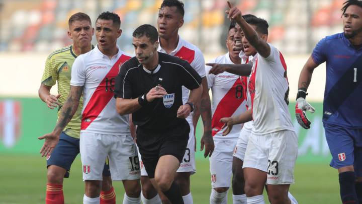 Árbitro del partido entre Colombia y Perú toma una decisión basándose en las nuevas reglas del fútbol