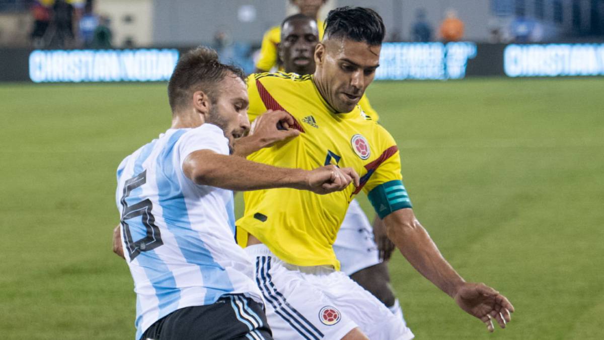 Falcao disputa un balón con Pezzella en el amistoso entre Colombia y Argentina