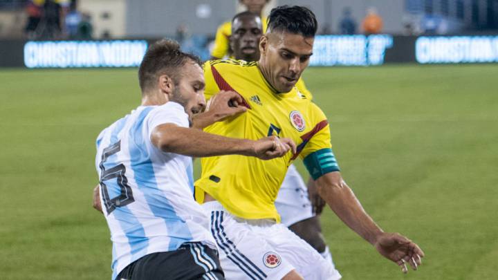 Falcao disputa un balón con Pezzella en el amistoso entre Colombia y Argentina