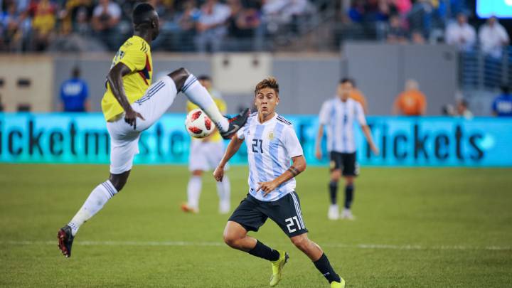 Davinson Sánchez ante la marca de Paulo Dybala