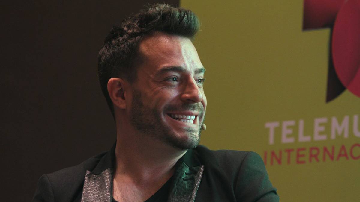 Juan Pablo Espinosa sorprende y anuncia que es gay