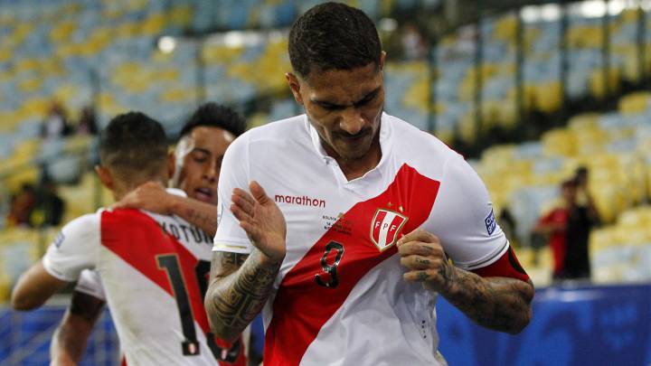 Paolo Guerreo celebra el gol que anotó con Perú a Bolivia en la Copa América 2019