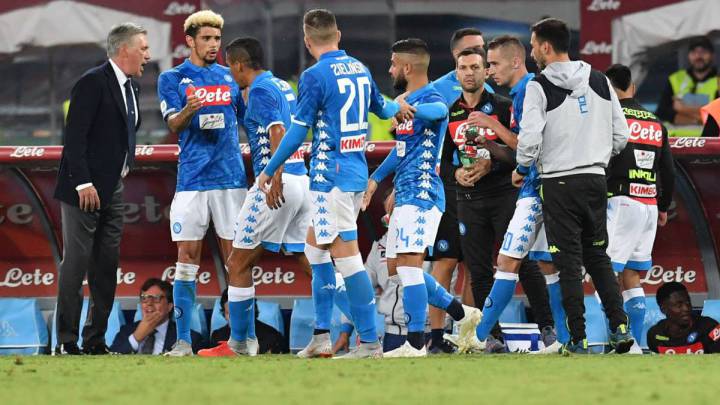 Jugadores del Napoli que podrían salir si llegan James Rodríguez e Hirving Lozano.
