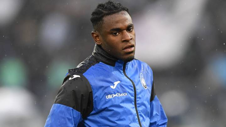 Duván Zapata hace trabajos de calentamiento con Atalanta de Italia