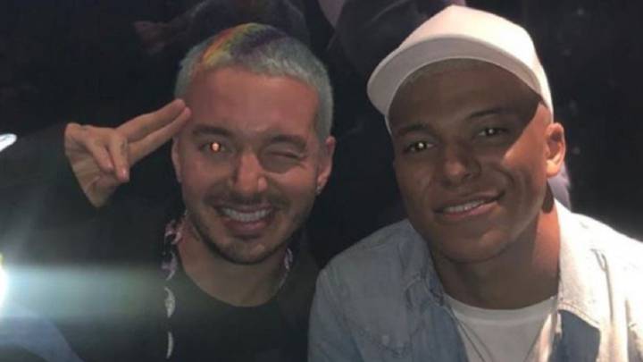 J Balvin y Kylian Mbappé compartieron en Ibiza.