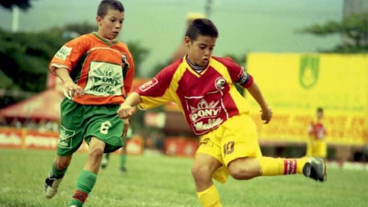 James Rodríguez y Mateus Uribe en el Pony Fútbol. La foto se hizo viral y el fotógrafo cuenta la historia
