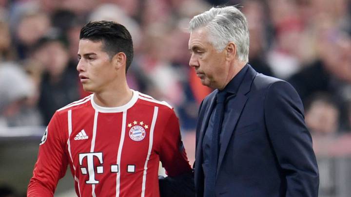 James Rodríguez y Carlo Ancelotti en un partido del Bayern Múnich por la Bundesliga