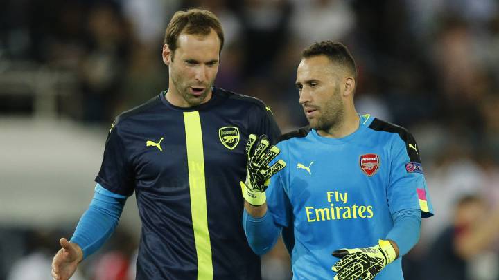 Petr Cech envía mensaje a David Ospina, su ex compañero en el Arsenal.