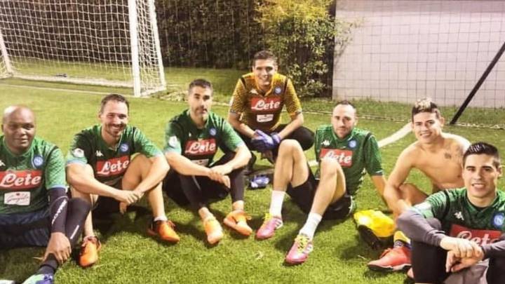 James Rodríguez y David Ospina junto a varios exfutbolistas colombianos Mauricio Molina, Aquivaldo Mosquera y Juan Pablo Ángel en Medellín