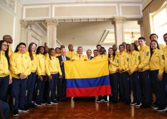 Entrega del Pabellón Nacional a colombianos que van a Lima