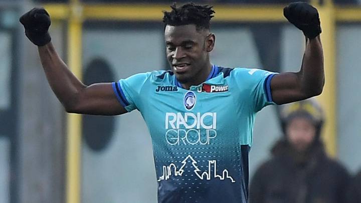 Duván Zapata celebra un gol con Atalanta