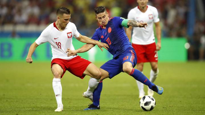 Piotr Zielinski y James Rodríguez, quienes podrían ser nuevos compañeros en Napoli.