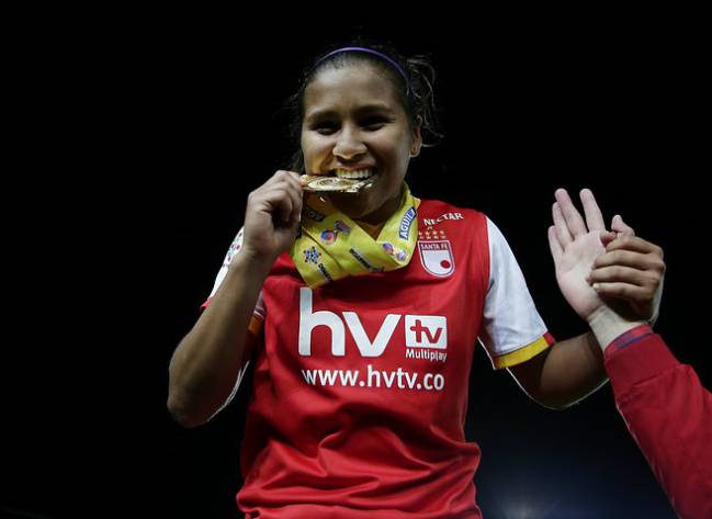 Leicy Santos festeja el primer título de Santa Fe en el fútbol femenino