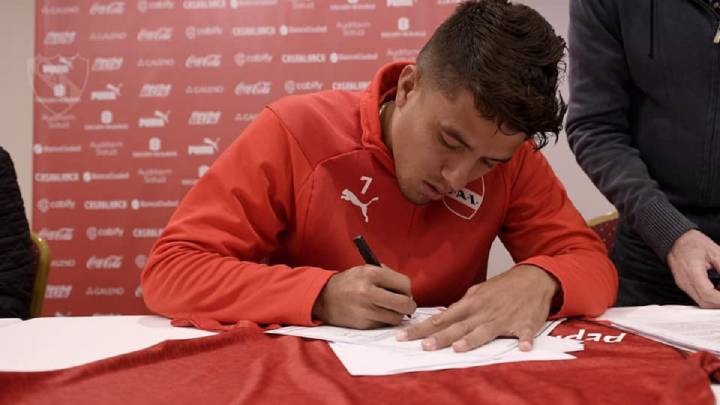 Andrés Felipe Roa firmando su contrato con Independiente