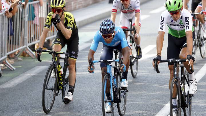 Nairo Quintana se cae, pero se recupera en la etapa 11 del Tour de Francia 2019.