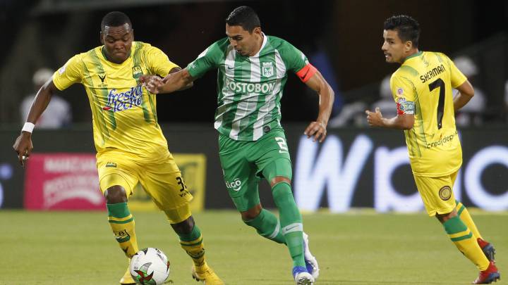 Ibargüen y Bocanegra en la lucha por la pelota.