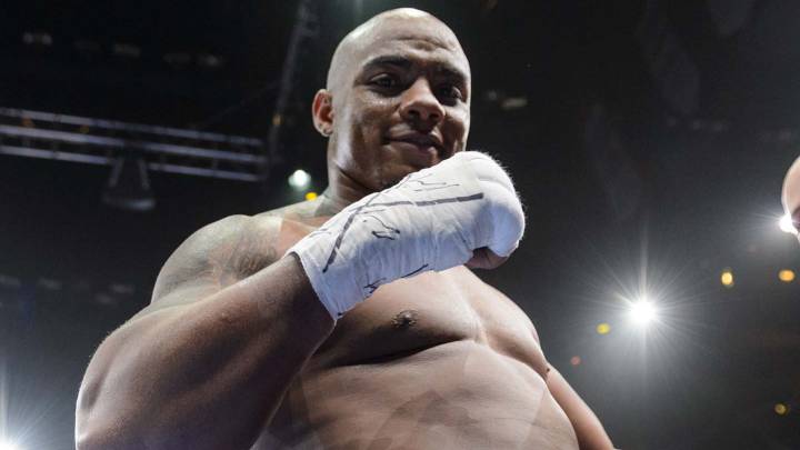 El boxeador colombiano Óscar Rivas enfrentó al jamaiquino Dillian Whyte en la pelea de la categoría de pesos pesados para luchar por el título mundial