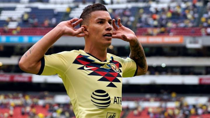 Mateus Uribe marcando gol con el América de México. El volante colombiano es pretendido por Boca