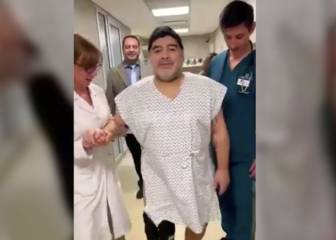 Maradona ya camina tras su operación de rodilla