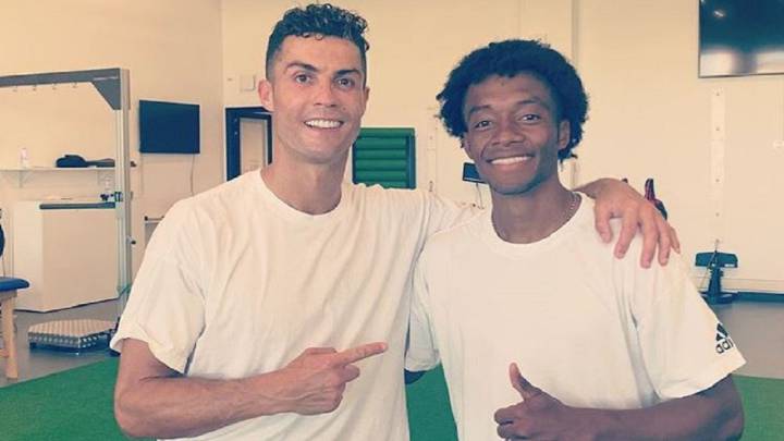 Juan Guillermo Cuadrado junto a Cristiano Ronaldo en Juventus