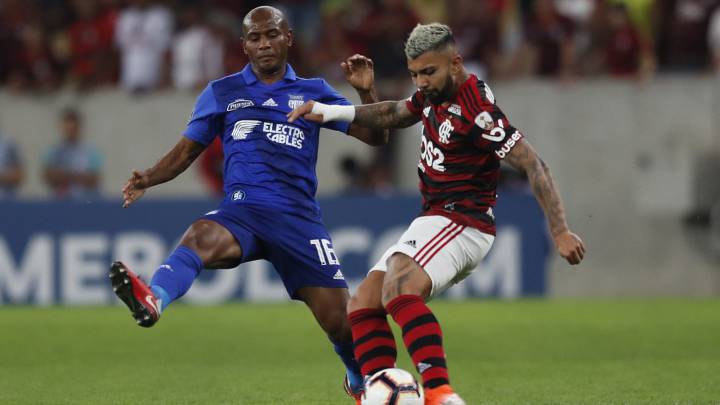 Gabriel Barbosa disputa el balón ante Oscar Barguí.