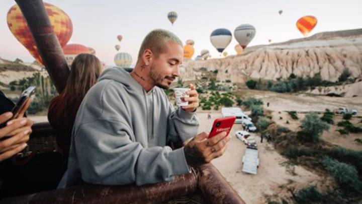 J Balvin mirando su celular