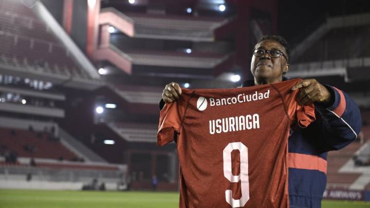 Yolanda Usuriaga recibe la camiseta del Palomo en cancha de Independiente