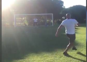 Roberto Carlos repite su mítico tiro libre ante Francia en el 97