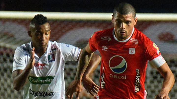 Segovia intenta pasar el balón en el partido entre Once Caldas y América por los octavos de final de la Copa Águila