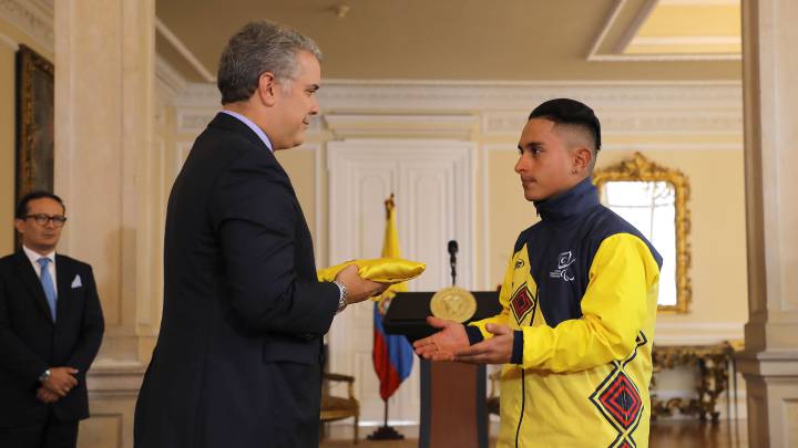 Iván Duque entrega el pabellón nacional a Alejandro Perea para los Juegos Parapanamericanos.