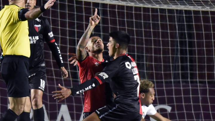 Wilson Morelo marcó doblete en el duelo entre Colón de Santa Fe y Huracán en la tercera fecha de la Siperliga de Argentina