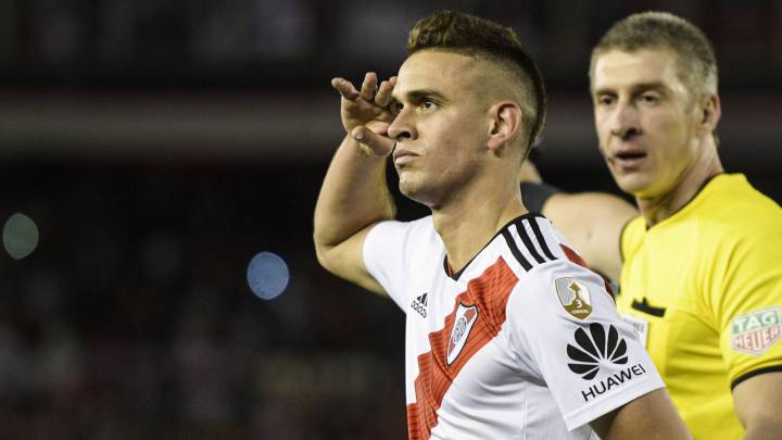 Santos Borré celebra gol el día que despegó con River Plate